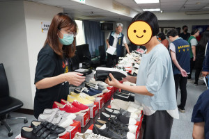 拍賣現場各式零碼鞋供試穿選購。