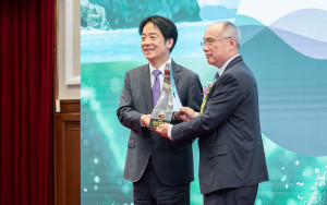 總統親頒獎座予「生命科學組」得獎人梁賡義院士