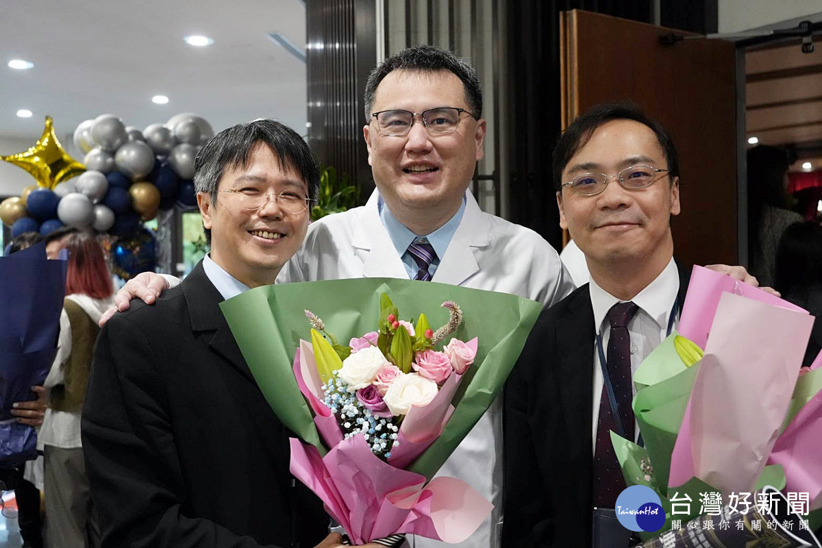 桃療魏廉中醫師（中） 守護弱勢，讓照護更連續、更可近（右為桃療副院長李俊宏）。(桃療提供)