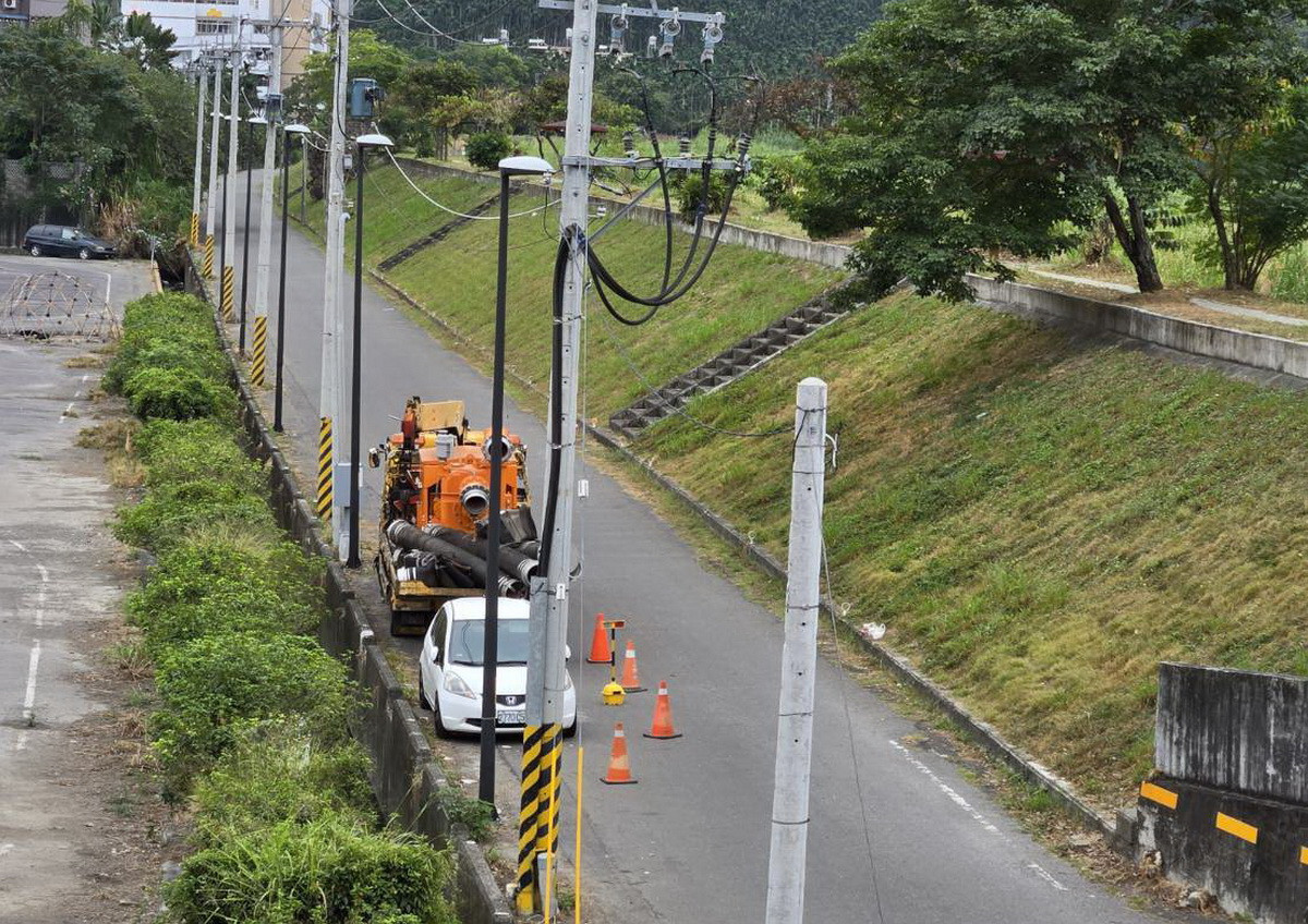 颱風尚未對南投造成強大威脅,南投市軍功里已備妥抽水機備戰。(軍功里長吳安妮提供)