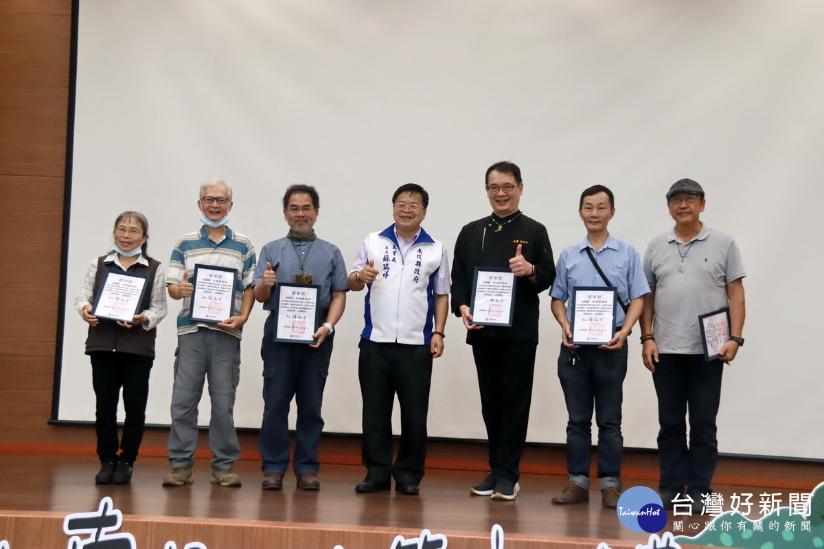 蘇處長贈感謝狀予輔導老師群。(記者扶小萍攝)