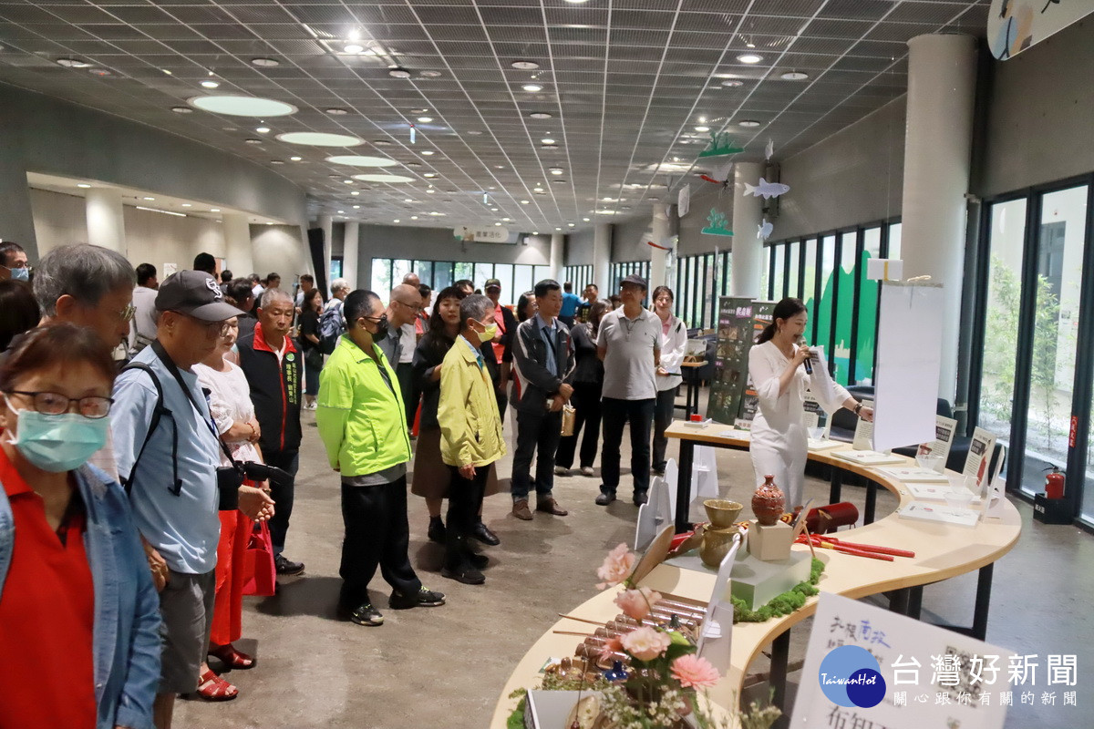 現場大家參觀各社區特色。(記者扶小萍攝)