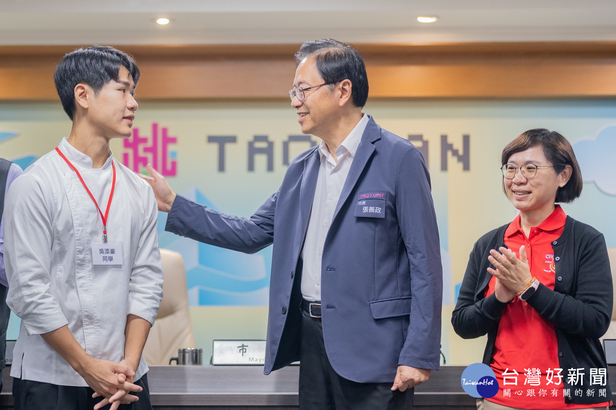 桃園市長張善政勉勵吳添豪同學更上一樓。<br />
