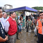 行政院長卓榮泰視察蘇澳市區民宅淹水及下水道排水改善。（圖／行政院新聞傳播處）