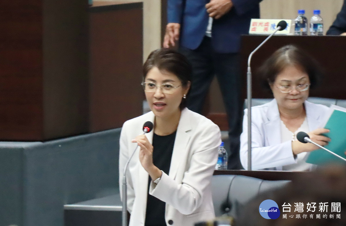 許縣長感謝議會的支持通過總預算等案。（記者扶小萍攝）