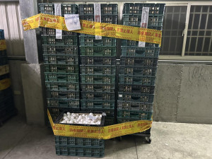 文雅畜牧場出品的雞蛋遭驗出禁用於經濟動物的農藥芬普尼，場內其他未出貨的雞蛋已被衛福部食藥署指示彰化縣府衛生局，禁止該場蛋品及雞隻移出場外。（圖／彰化縣府動物防疫所）