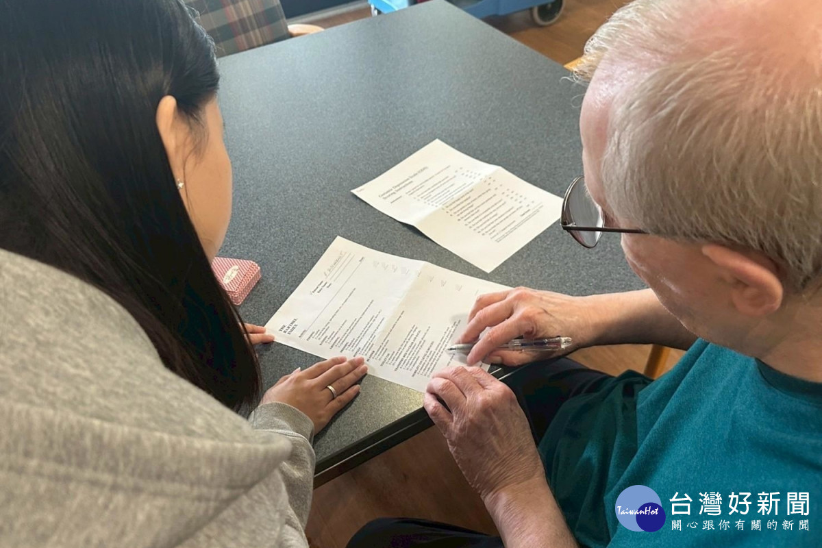 健管系實習生為加拿大長照機構長者進行健康評估。（弘光科大提供）