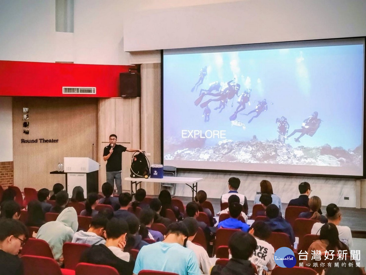 講者以自身豐富經歷，分享運動員生涯中所培養的專注力，成為他創業過程中最強的助力。（縣府提供）