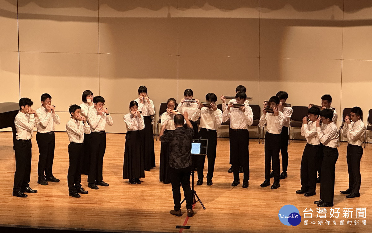 弘明實驗高中口琴合奏餘音嫋嫋。（記者扶小萍攝)