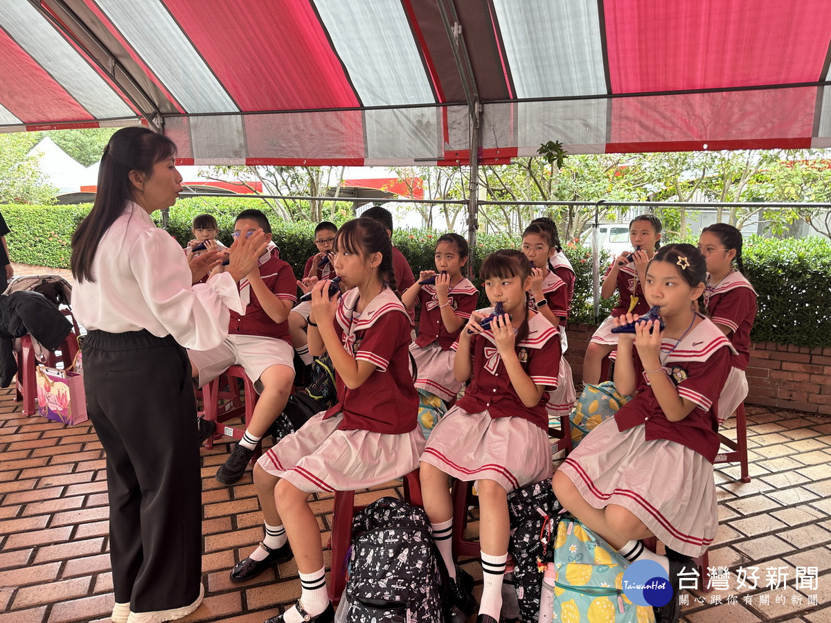 信義鄉愛國國小陶笛隊一早就到會場勤練。（記者扶小萍攝）