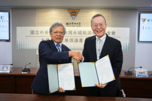 中央大學校長蕭述三（左）與台灣永續能源研究基金會董事長簡又新共同簽署「大學永續發展倡議書」。