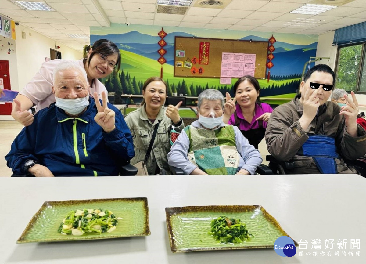 現炒蔬菜香氣四溢,長輩們開心合影,享用自己親手種植、親手料理的美味佳餚