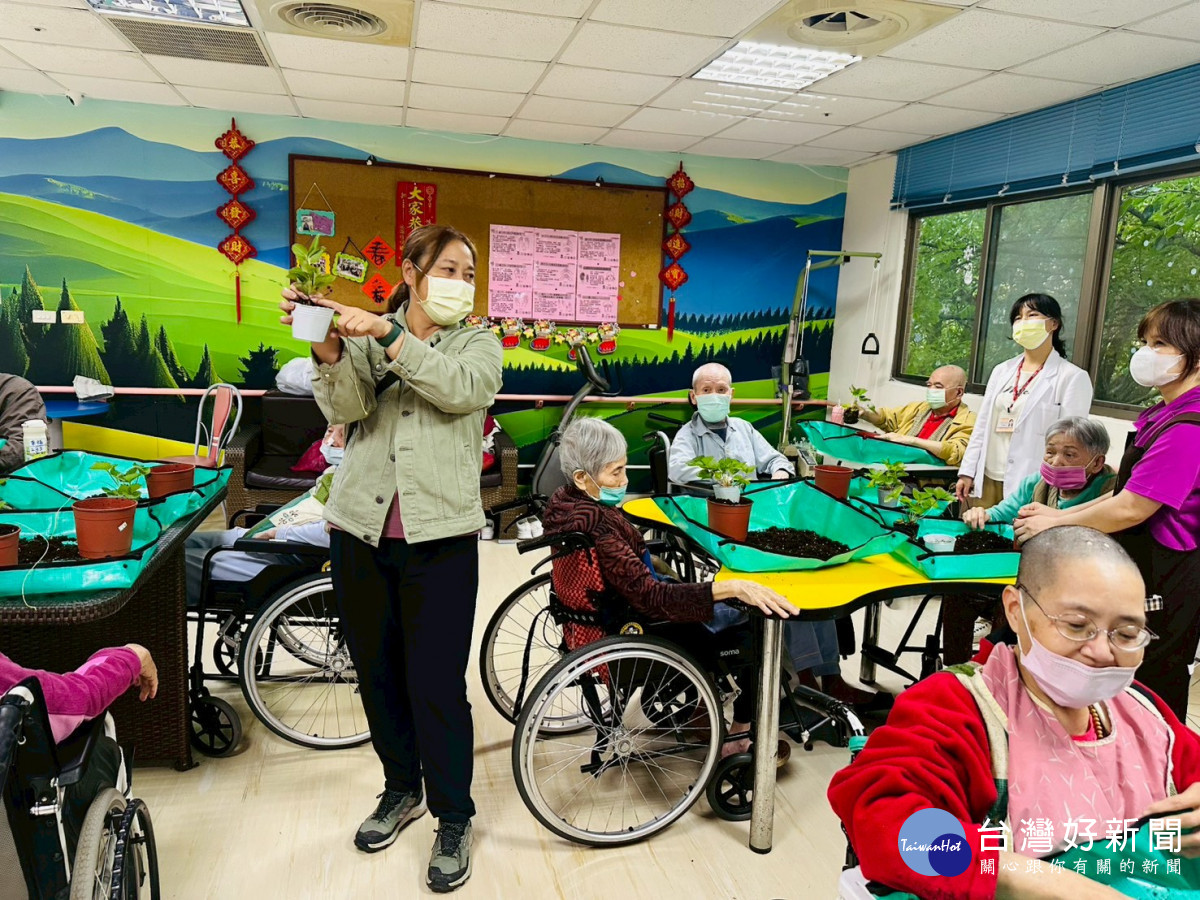 園藝治療師吳婉苓老師(中)講解草莓種植要領