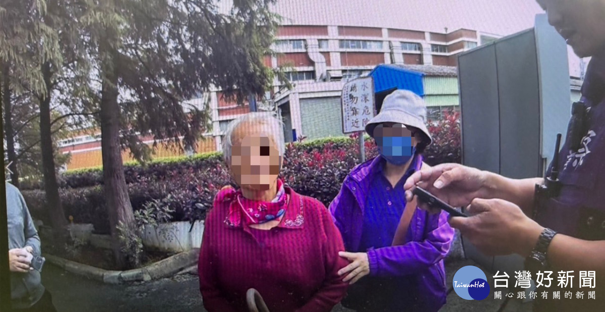 楊梅警助失智長者返家。