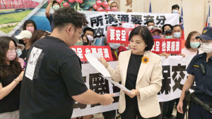 雲林縣長張麗善接受民生南路商圈自救會陳情／翻攝照片