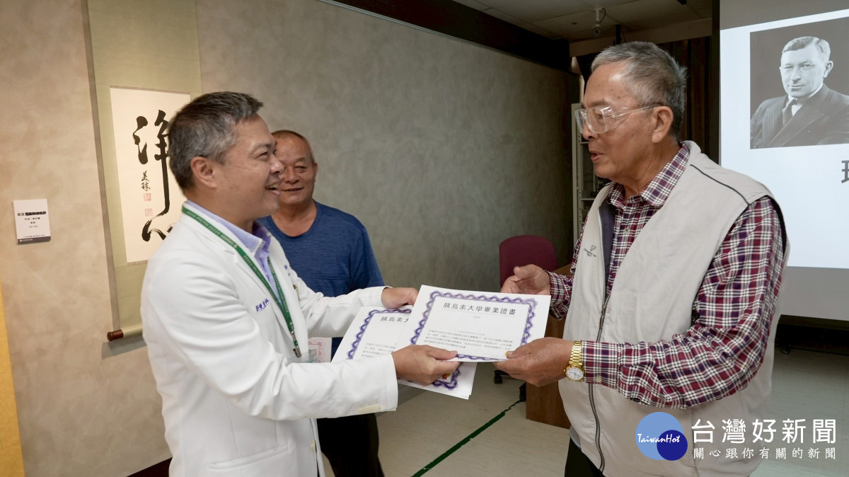 彰濱秀傳班廷俱樂部主任蕭立偉在世界糖尿病日頒發畢業證書給糖友們。圖／秀傳醫院提供
