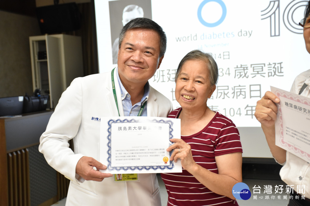 彰濱秀傳班廷俱樂部主任蕭立偉在世界糖尿病日頒發畢業證書給糖友們。圖／秀傳醫院提供