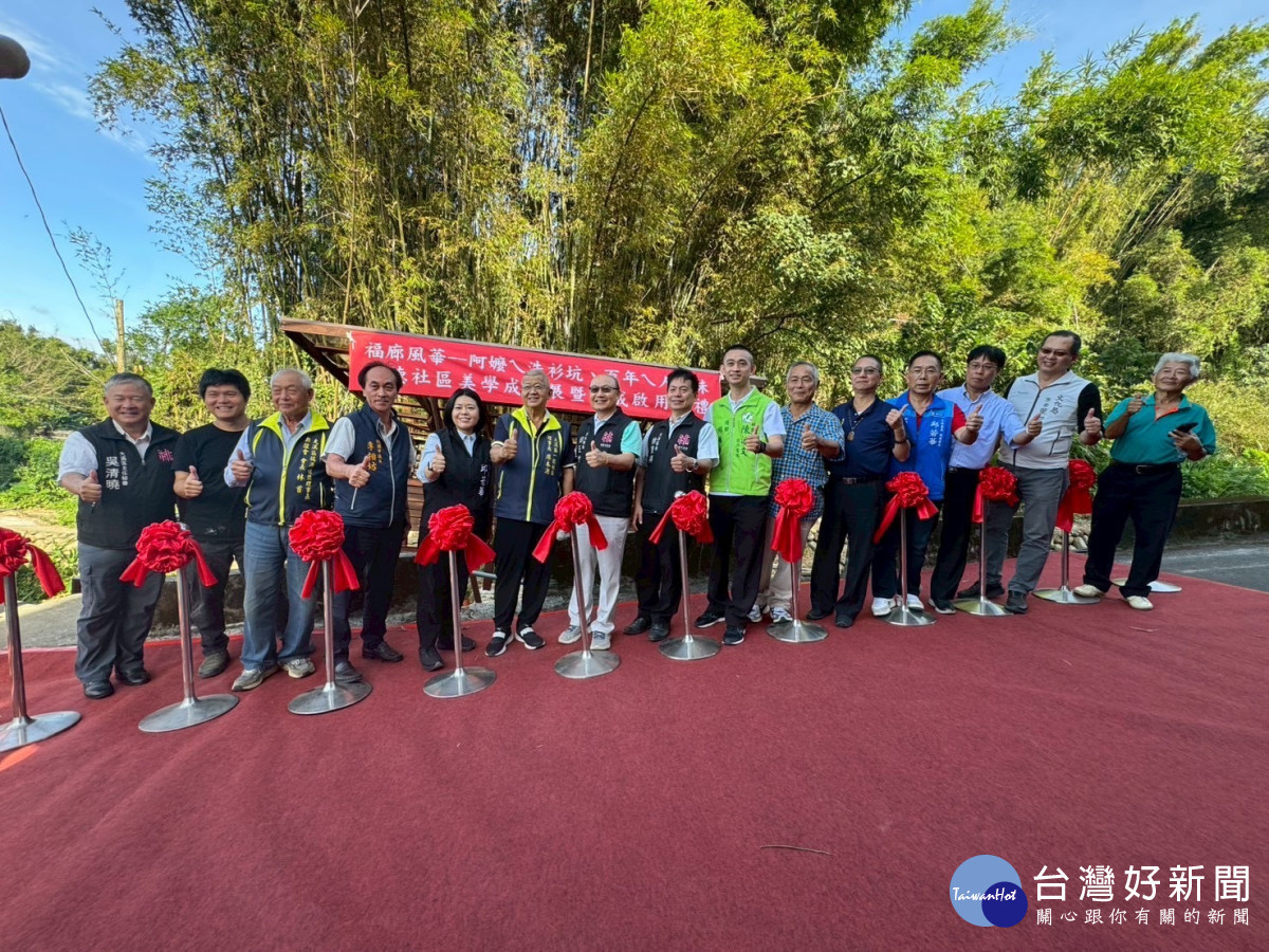 中原大學建築系教授陳宣誠(左2)結合課程與USR計畫,與學生合力展開社區美學改造實踐計畫。