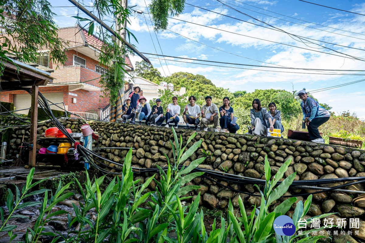 中原大學設計學院學生走入洗衫坑實地勘查,在真實地景中學習與地方協作及共創。