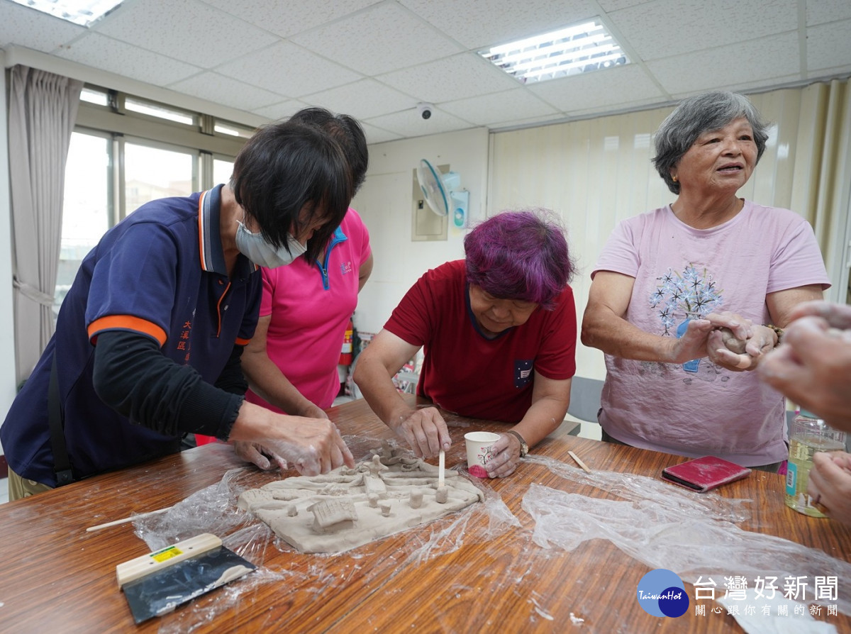 中原學生與社區居民一起創作「洗衫坑的記憶陶土模型」,交流彼此對洗衫坑的印象與期待。