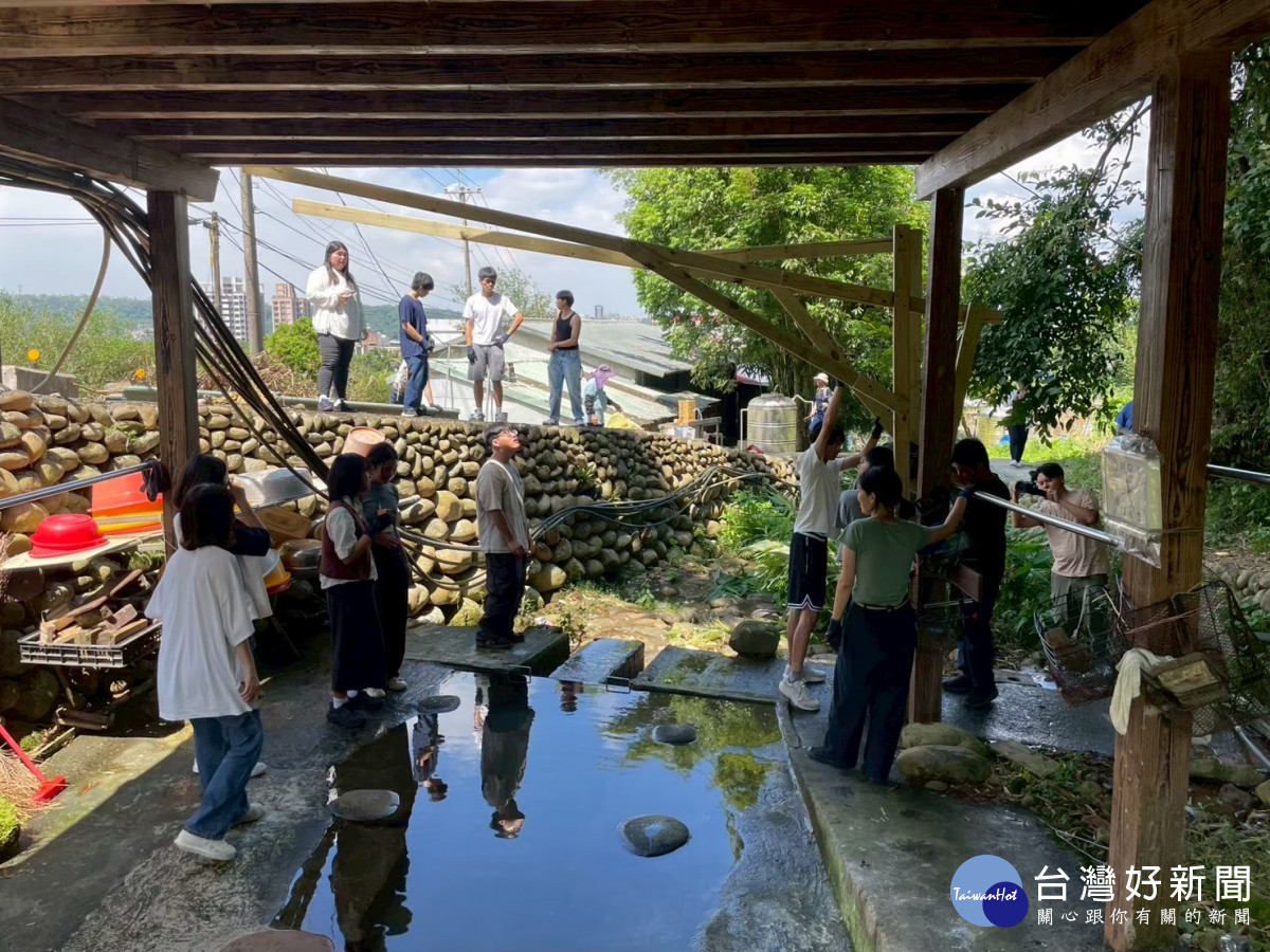 中原大學建築系、室設系與地景系學生在現場實作改造架構放樣,將設計圖化為真實構築。