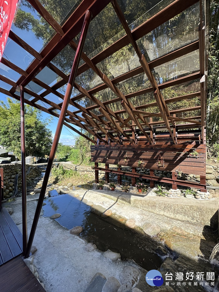 改造後的洗衫坑全景,斜頂木構映襯竹林天際線,成為在地生活美學共創基地。