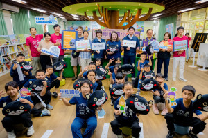 高雄市甲仙國小與日本新潟縣五泉市巢本小學進行線上交流，兩校學生熱情互動，介紹彼此的文化與特色。（圖／高雄市府行政暨國際處）