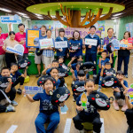 高雄市甲仙國小與日本新潟縣五泉市巢本小學進行線上交流，兩校學生熱情互動，介紹彼此的文化與特色。（圖／高雄市府行政暨國際處）