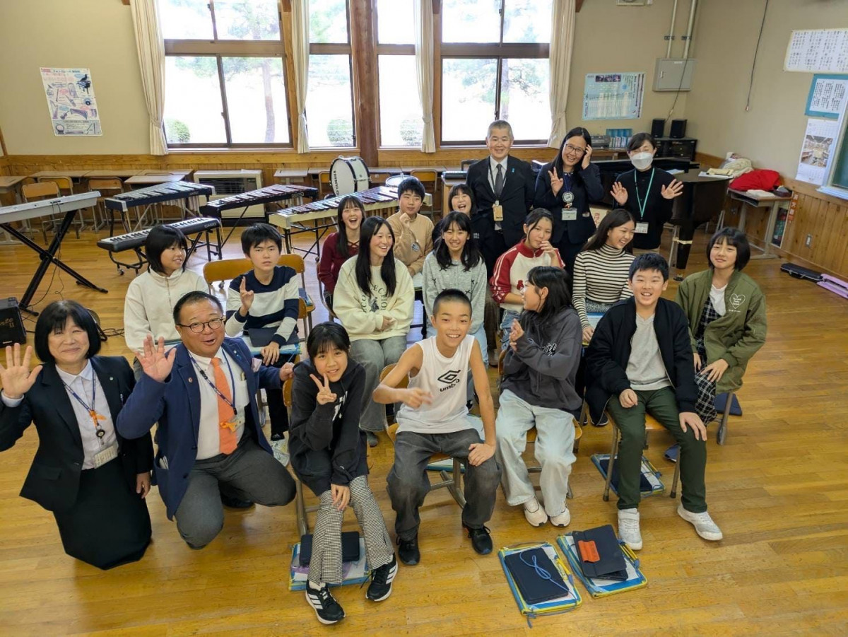 日本新潟縣五泉市巢本小學與高雄市甲仙國小進行線上交流,兩校學生熱情互動,介紹彼此的文化與特色。(圖/高雄市府行政暨國際處)