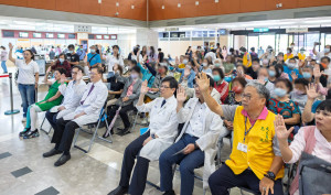 「五指承諾」宣誓儀式，大家齊舉右手，朗誦行動口號，齊心打造糖友友善環境