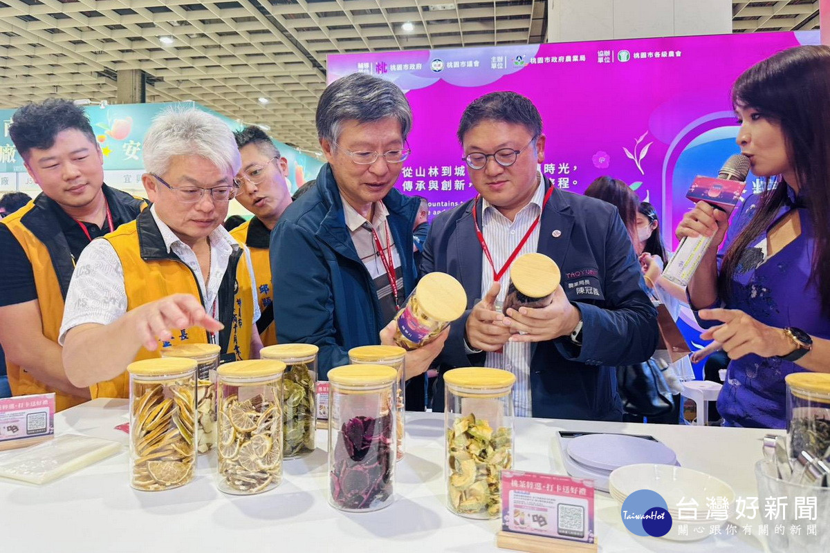 桃園市政府農業局長陳冠義於茶博會向大家推薦「桃園好茶」。<br />
