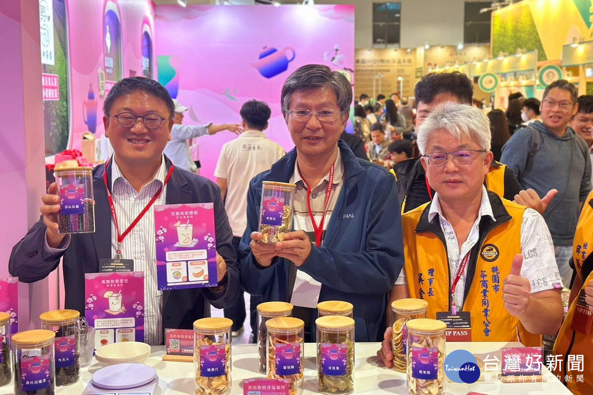 桃園市政府農業局長陳冠義於茶博會向大家推薦「桃園好茶」。<br />
