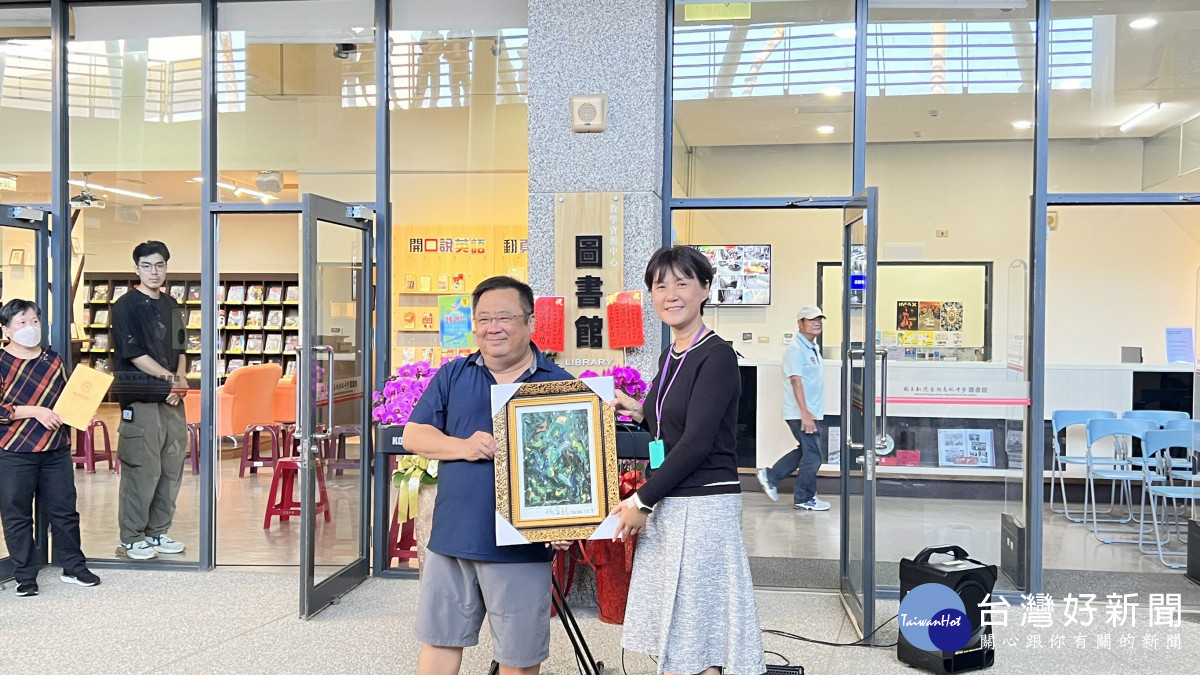 新港在地企業家兼藝術家何宗烈致贈一幅作品給新港藝高/翻攝照片