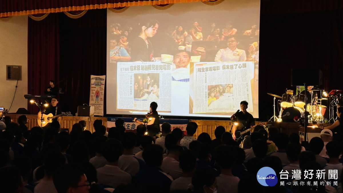 「玫瑰墓」樂團受邀到嘉義市嘉華中學演出／翻攝照片