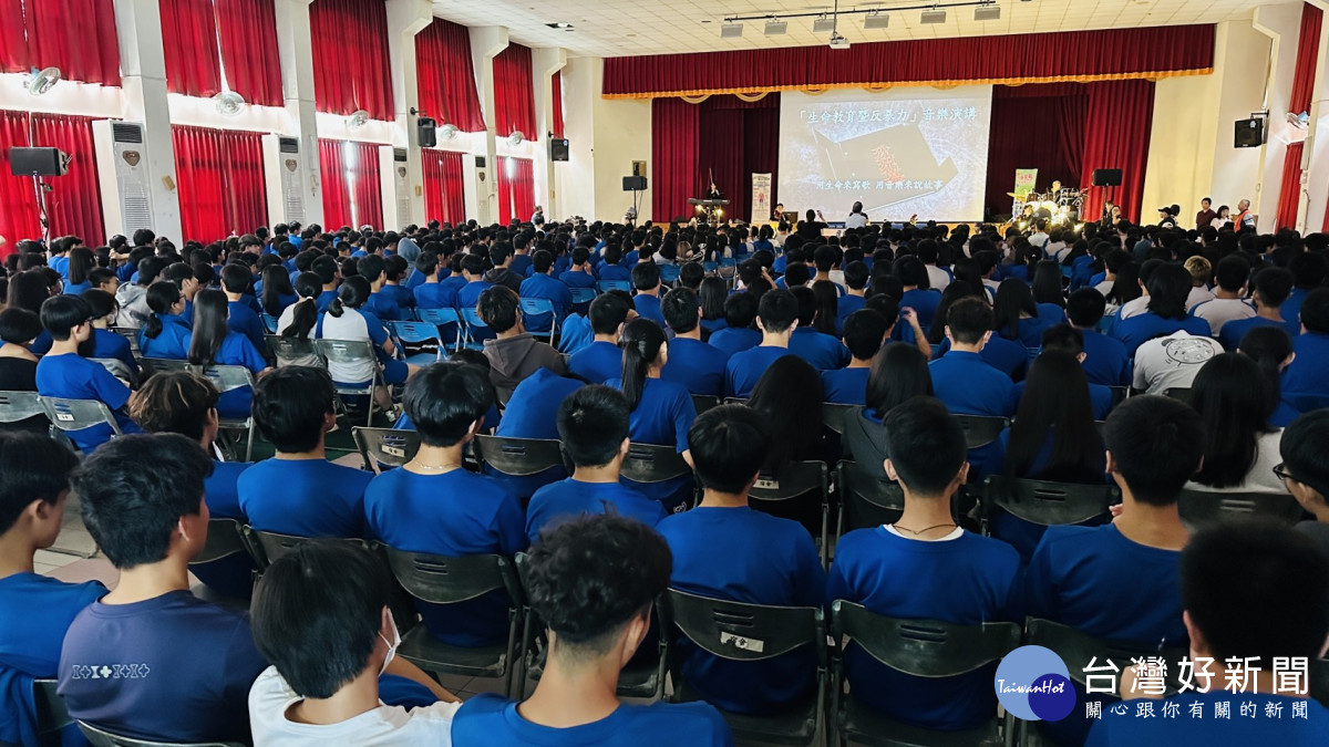 「玫瑰墓」樂團受邀到嘉義市嘉華中學演出／翻攝照片