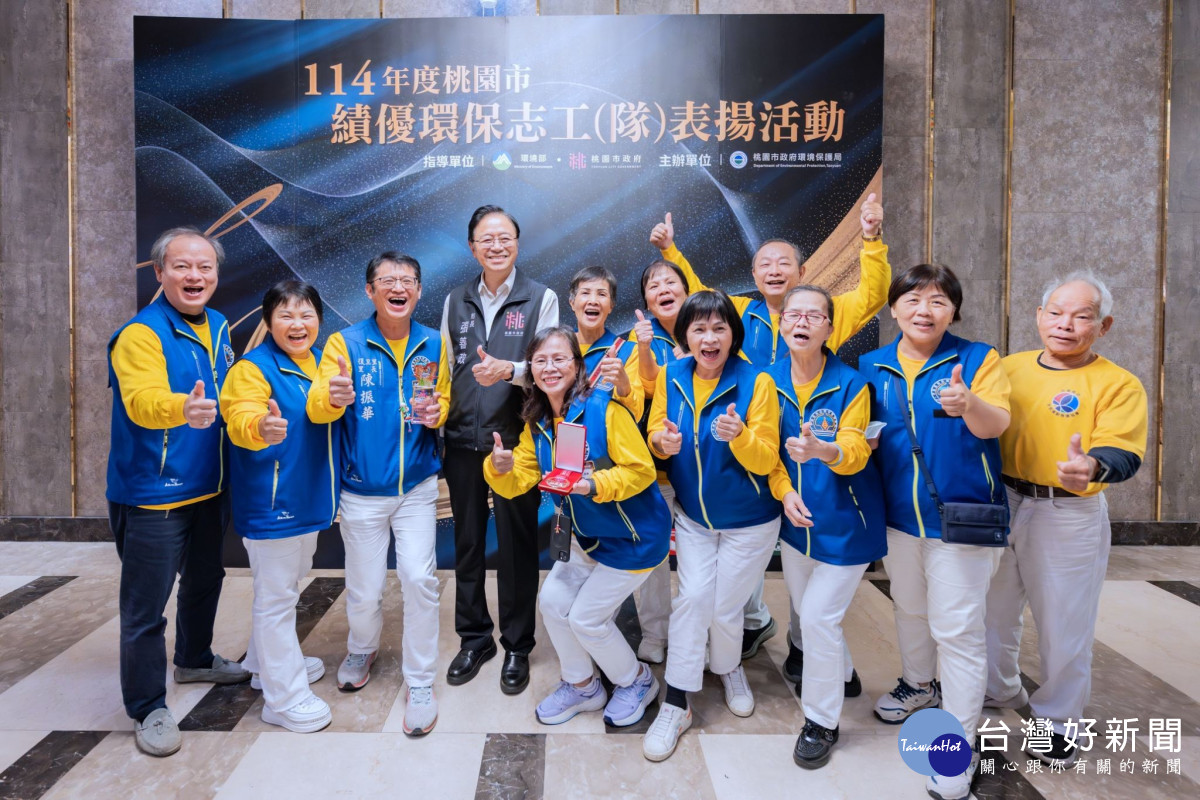 張市長與環保志工團隊合影。