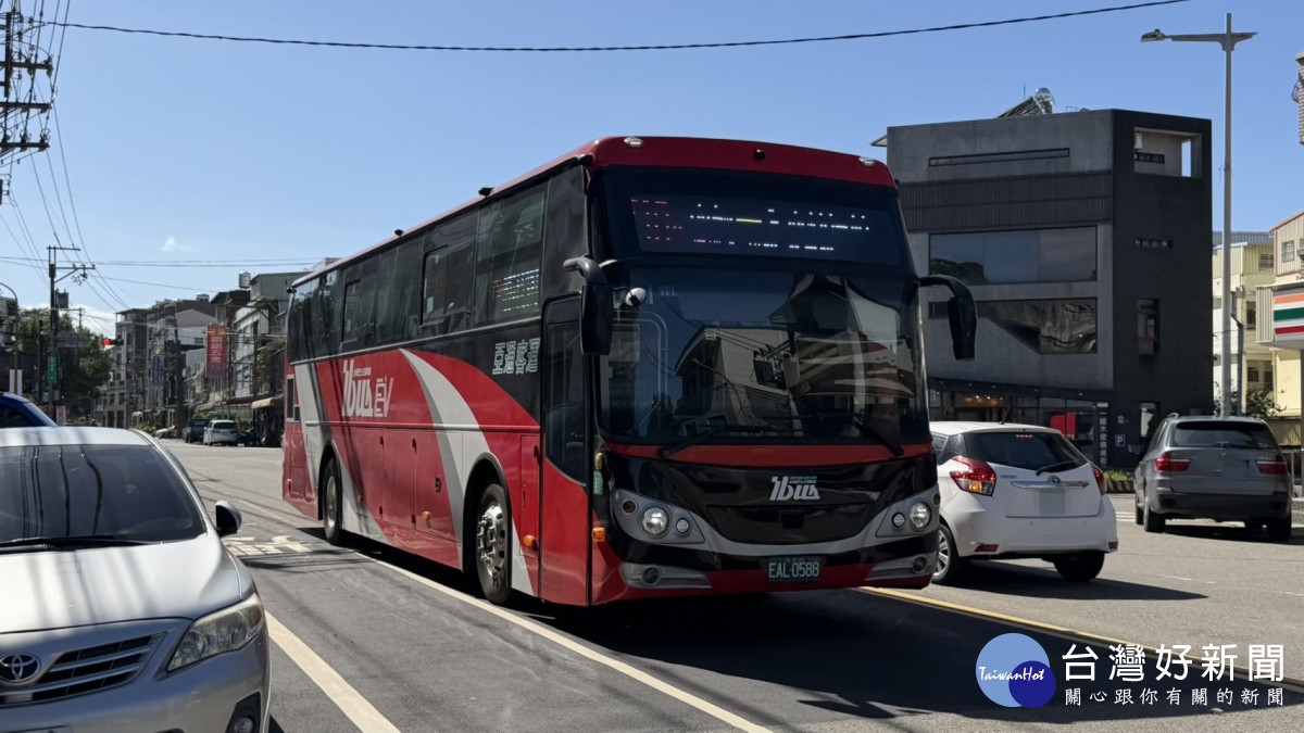 桃市公車推動全天候開啟頭燈行駛。