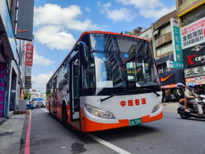 桃市公車推動全天候開啟頭燈行駛。