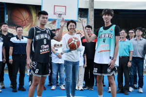 許縣長為彰明盃籃球賽開球。（縣府提供）