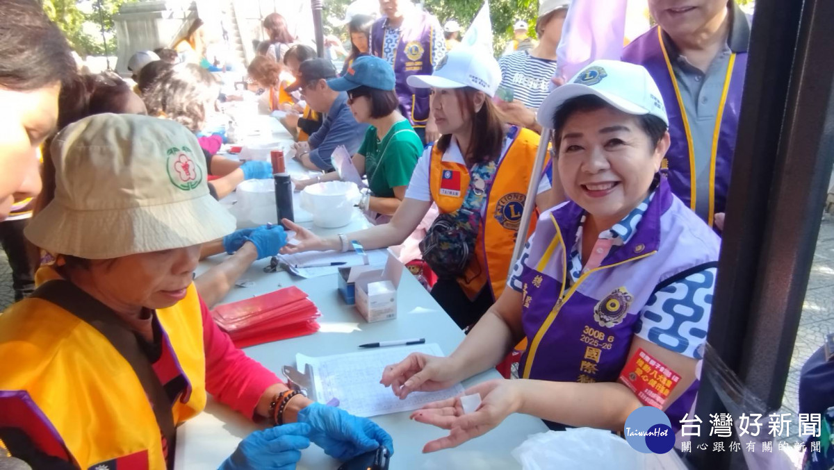 黃秀卿總監響應糖尿病防治,抽血檢驗血糖值。