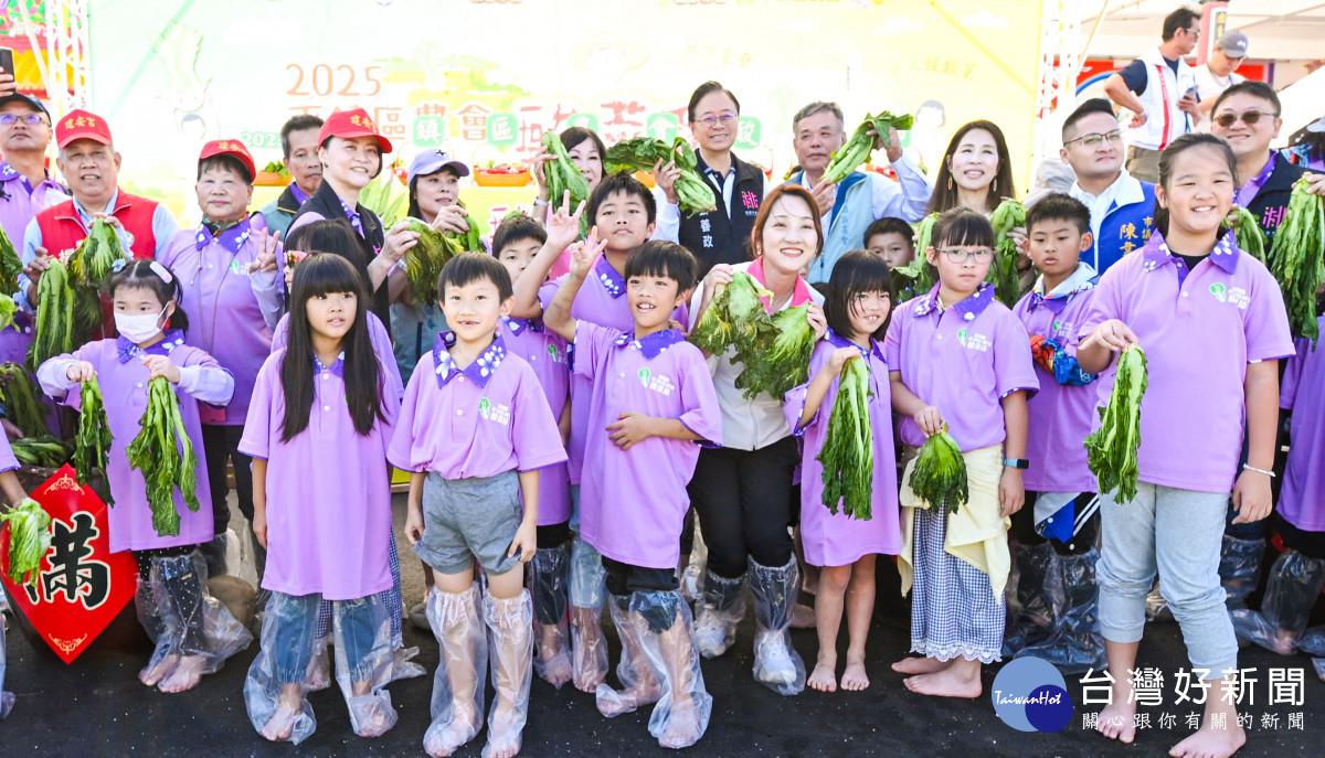 張市長及貴賓與現場市民共同合影。
