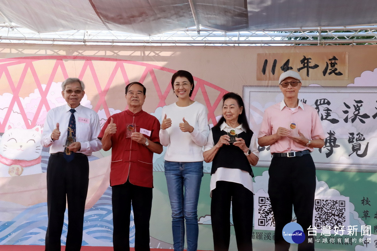 許縣長頒獎感謝資深及7旬以上老師。(記者扶小萍攝)