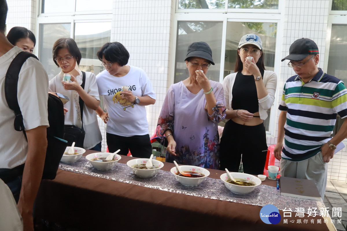 學員遊客來體驗台灣茶文化與茶藝美學。(記者扶小萍攝)