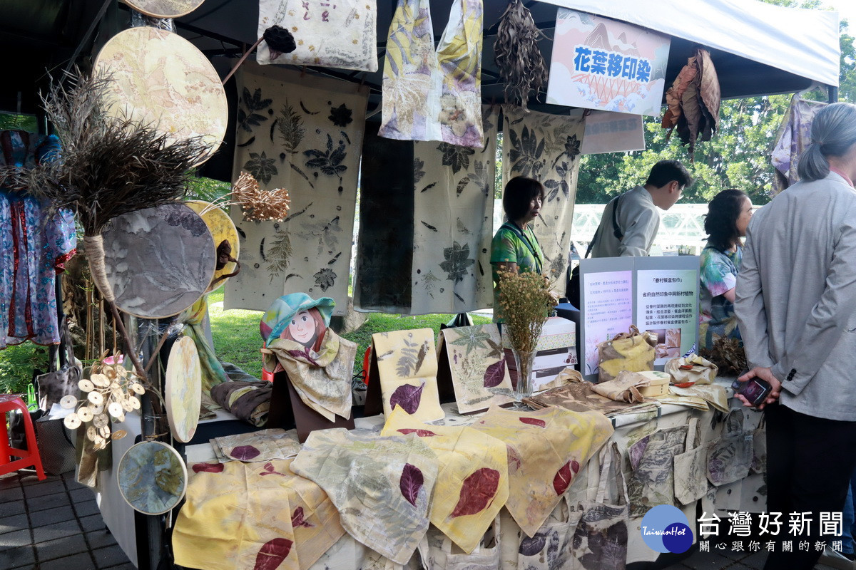 花葉移印染吸引遊客參訪。(記者扶小萍攝)
