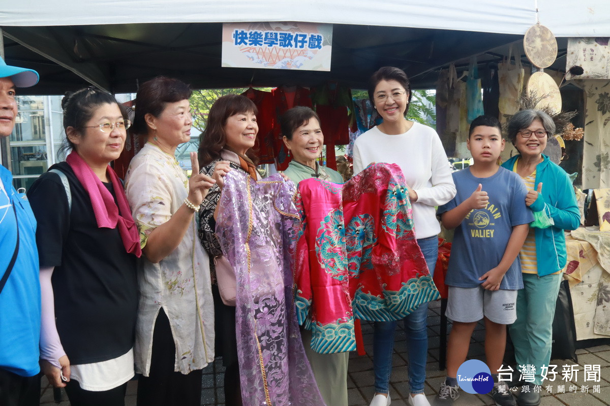 草屯社大開辦快樂學歌仔戲班課程。(記者扶小萍攝)