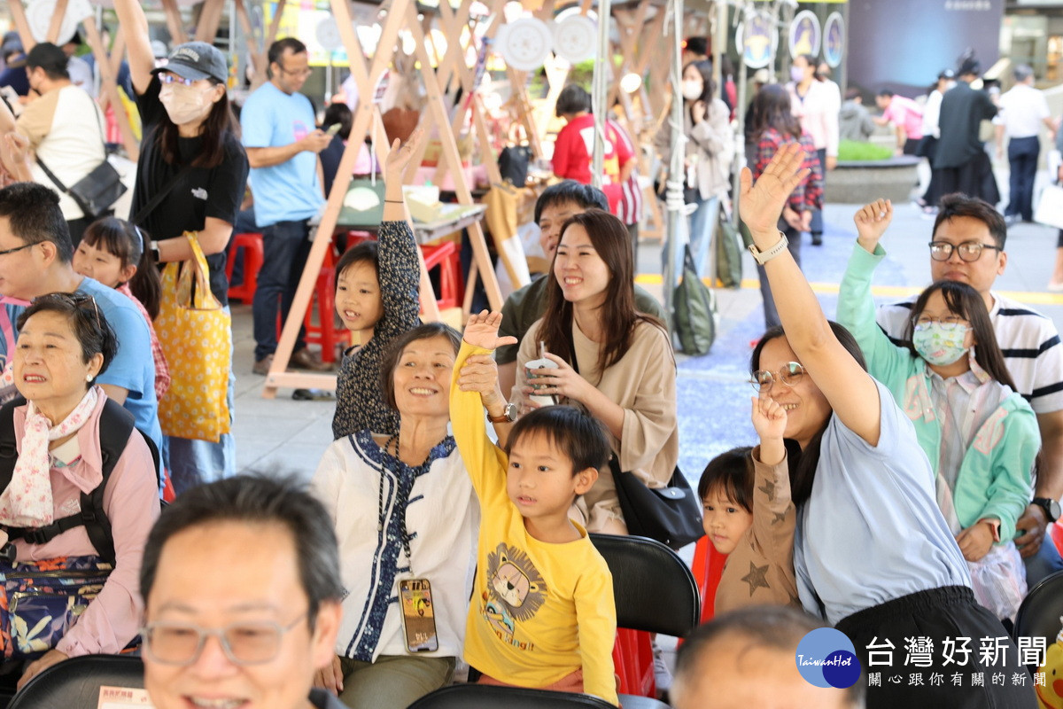 現場表演吸引眾多民眾參與反應熱烈。