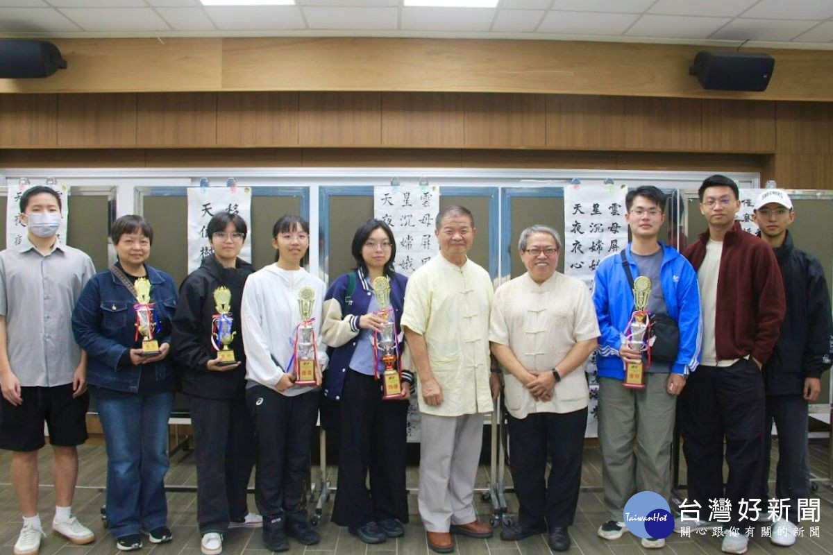 即席書法比賽,宏揚國粹,得獎者與評審老師合影。