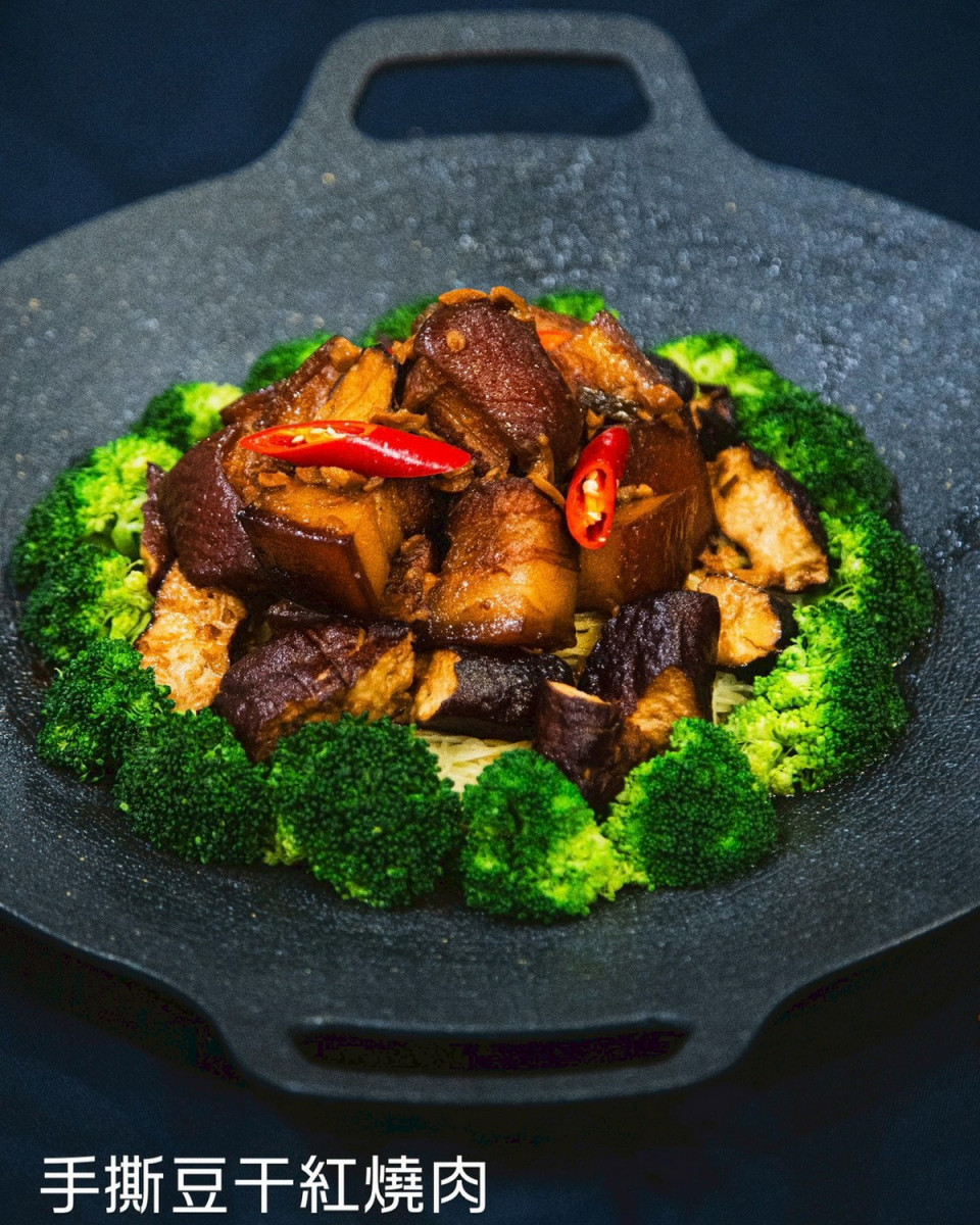 「2025植感桃園大溪豆干節」黑白大廚鄭智善打造「十桌十一味」的桃園秋夜味覺盛宴。