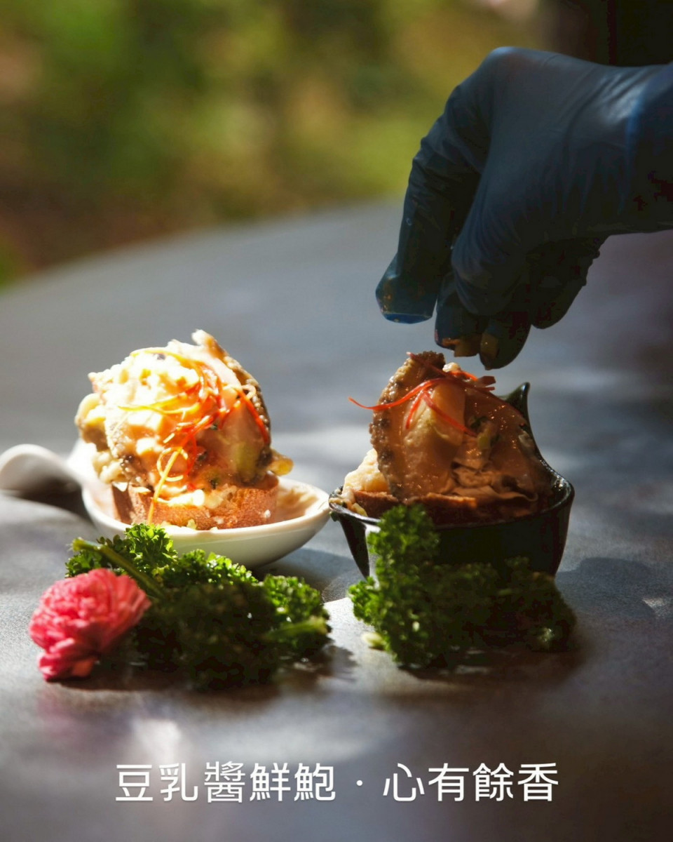 「2025植感桃園大溪豆干節」黑白大廚鄭智善打造「十桌十一味」的桃園秋夜味覺盛宴。