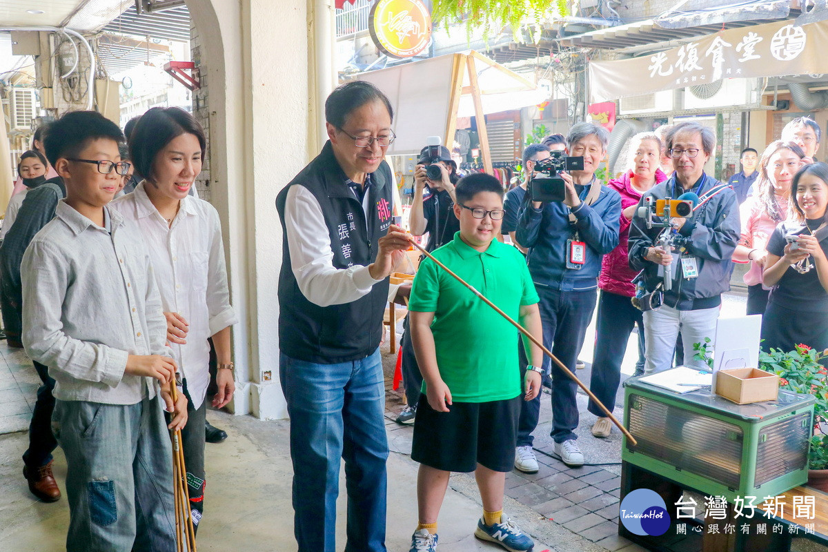 桃園市長張善政出席「2025舊城藝動.青春漫遊季」活動與小朋友們互動。